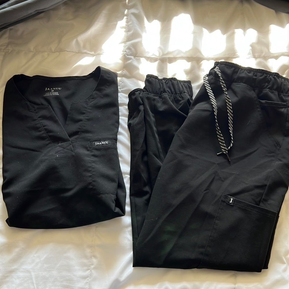 Jaanuu Scrub Set